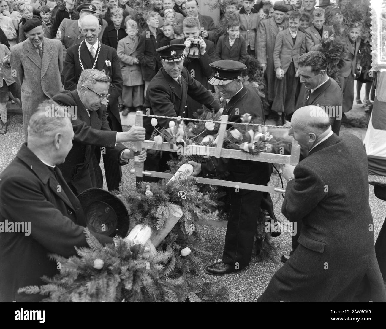 Ouverture du nouveau pont sur la Meuse à Gennep Date : 17 mai 1955 lieu : Gennep mots clés : pont, Ouvertures Banque D'Images