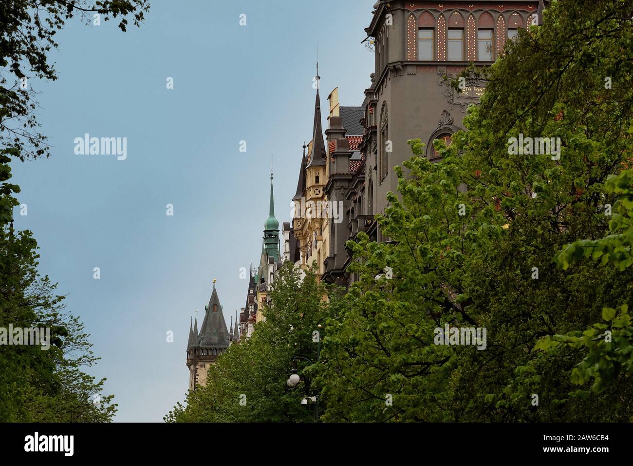 Flèches dans une rangée, toit et façades de l'architecture Art nouveau tchèque, bâtiments sur Pařížská le boulevard le plus prestigieux de Prague (avenue Paris) Banque D'Images