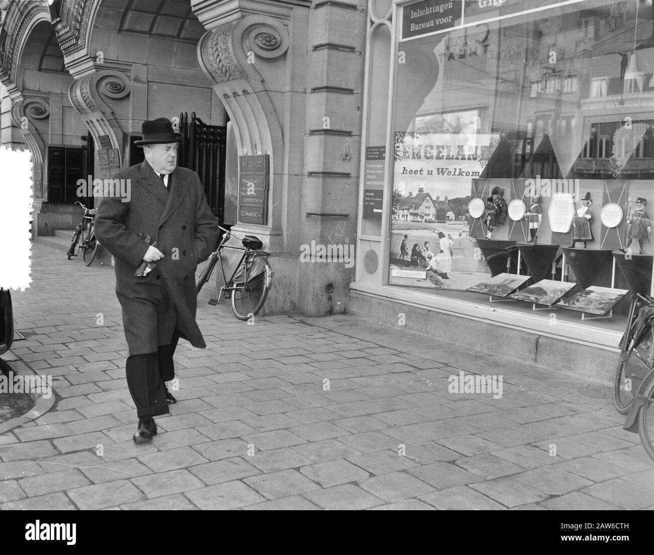 Ouverture de l'office de tourisme britannique Hirsch Amsterdam par Paul Mason Date: 4 avril 1956 lieu: Amsterdam, Noord-Holland mots clés: Ouvertures, agences de tourisme Nom De La Personne: Hirsch, Mason, Paul : Rossem, Wim van / Anefo Copyright Holder: National Archives Type de matériel: Négatif (noir / blanc) numéro d'inventaire: Voir accès 2.24.01.04 Banque D'Images