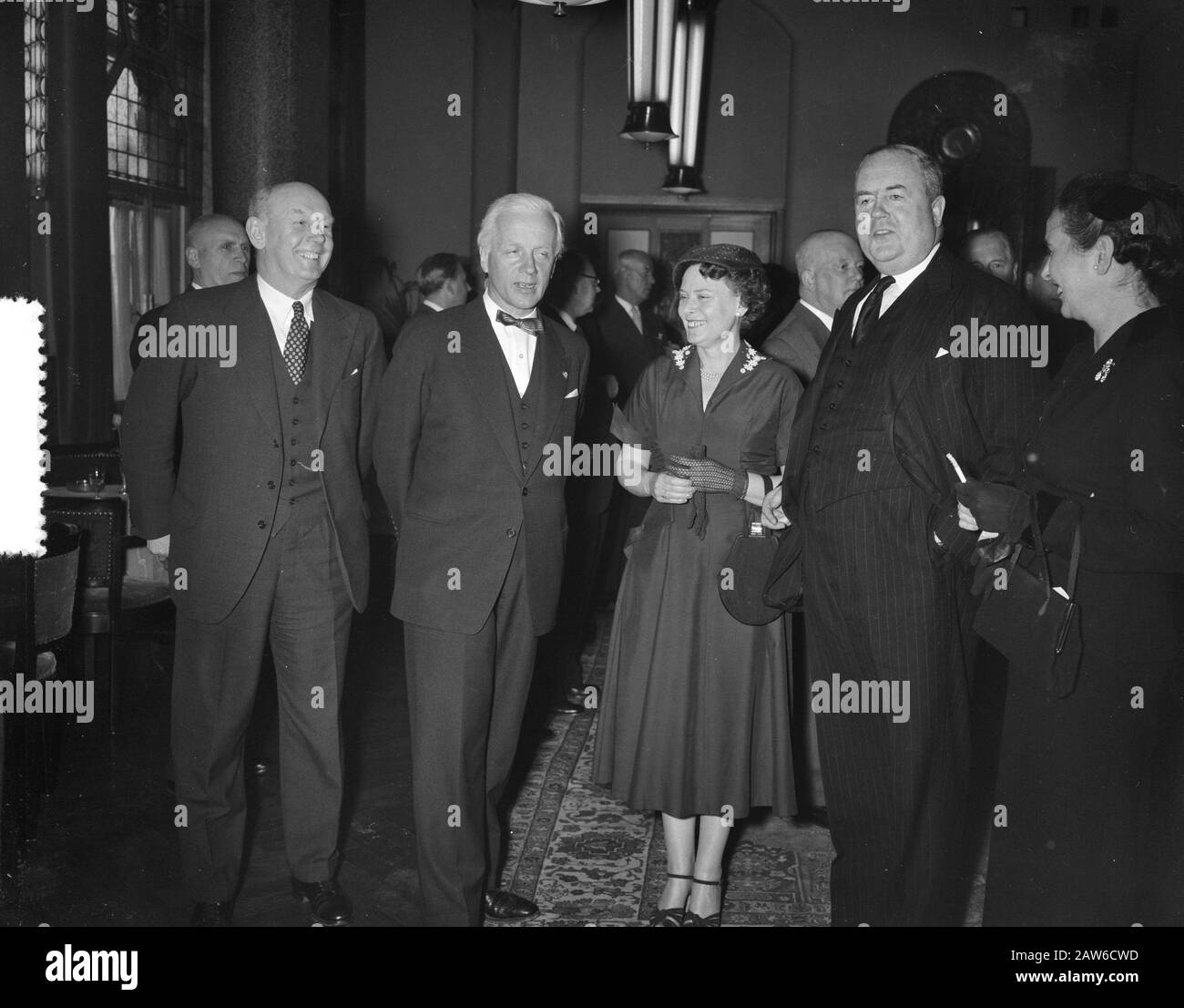 Ouverture de l'office de tourisme britannique Hirsch Amsterdam par Paul Mason Date: 4 avril 1956 lieu: Amsterdam, Noord-Holland mots clés: Ouvertures, agences de tourisme Nom De La Personne: Hirsch, Mason, Paul : Rossem, Wim van / Anefo Copyright Holder: National Archives Type de matériel: Négatif (noir / blanc) numéro d'inventaire: Voir accès 2.24.01.04 Banque D'Images