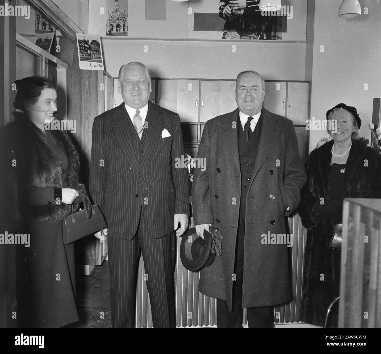 Ouverture de l'office de tourisme britannique Hirsch Amsterdam par Paul Mason Date: 4 avril 1956 lieu: Amsterdam, Noord-Holland mots clés: Ouvertures, agences de tourisme Nom De La Personne: Hirsch, Mason, Paul : Rossem, Wim van / Anefo Copyright Holder: National Archives Type de matériel: Négatif (noir / blanc) numéro d'inventaire: Voir accès 2.24.01.04 Banque D'Images