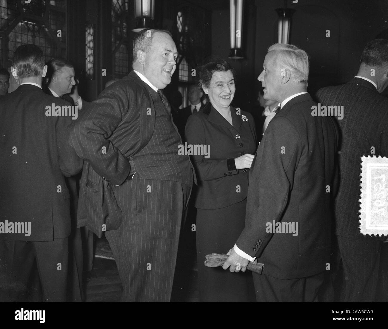 Ouverture de l'office de tourisme britannique Hirsch Amsterdam par Paul Mason Date: 4 avril 1956 lieu: Amsterdam, Noord-Holland mots clés: Ouvertures, agences de tourisme Nom De La Personne: Hirsch, Mason, Paul : Rossem, Wim van / Anefo Copyright Holder: National Archives Type de matériel: Négatif (noir / blanc) numéro d'inventaire: Voir accès 2.24.01.04 Banque D'Images