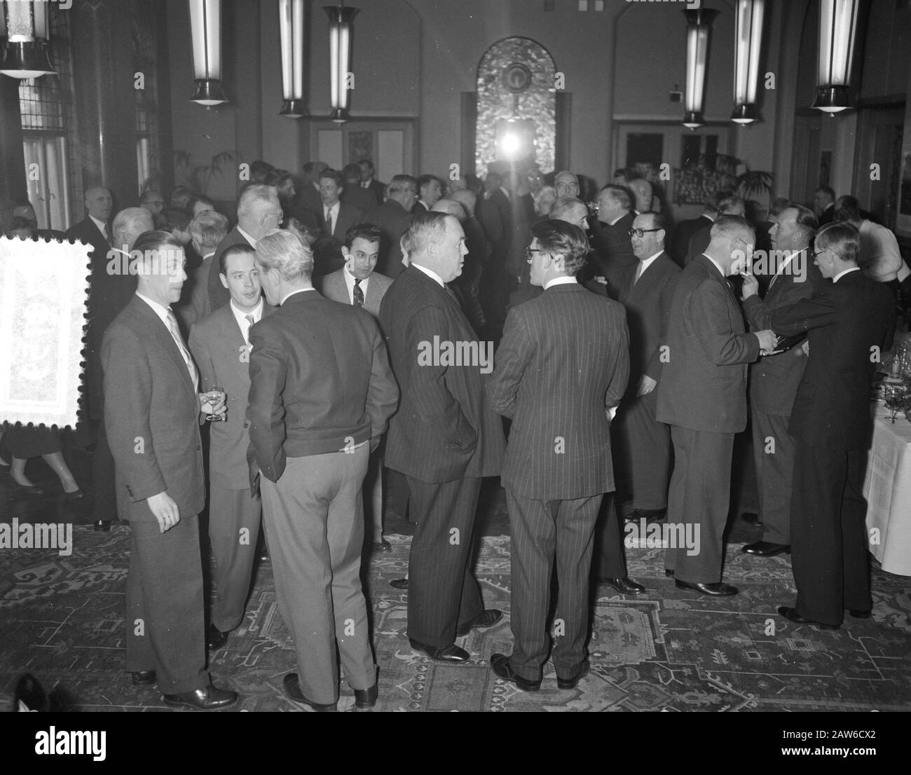 Ouverture de l'office de tourisme britannique Hirsch Amsterdam par Paul Mason Date: 4 avril 1956 lieu: Amsterdam, Noord-Holland mots clés: Ouvertures, agences de tourisme Nom De La Personne: Hirsch, Mason, Paul : Rossem, Wim van / Anefo Copyright Holder: National Archives Type de matériel: Négatif (noir / blanc) numéro d'inventaire: Voir accès 2.24.01.04 Banque D'Images