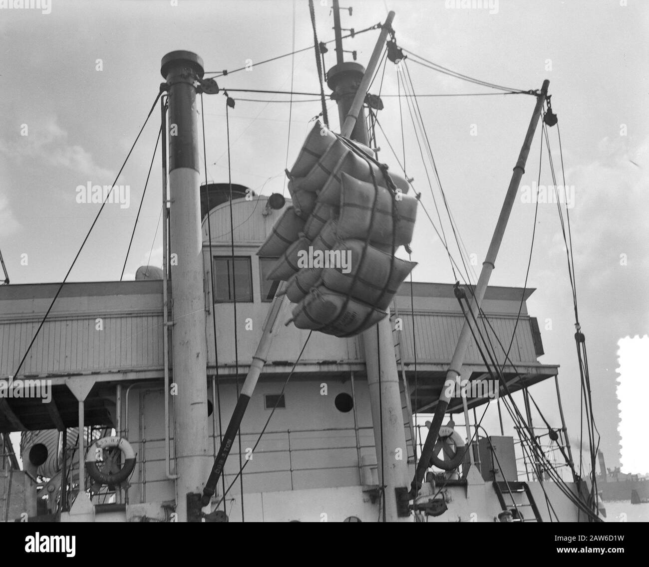 Déchargement Du Navire Polonais Warnja Rotterdam (Prasa) Date : 24 Avril 1956 Lieu : Rotterdam, Hollande-Méridionale Mots Clés : Resolve, Ships Banque D'Images