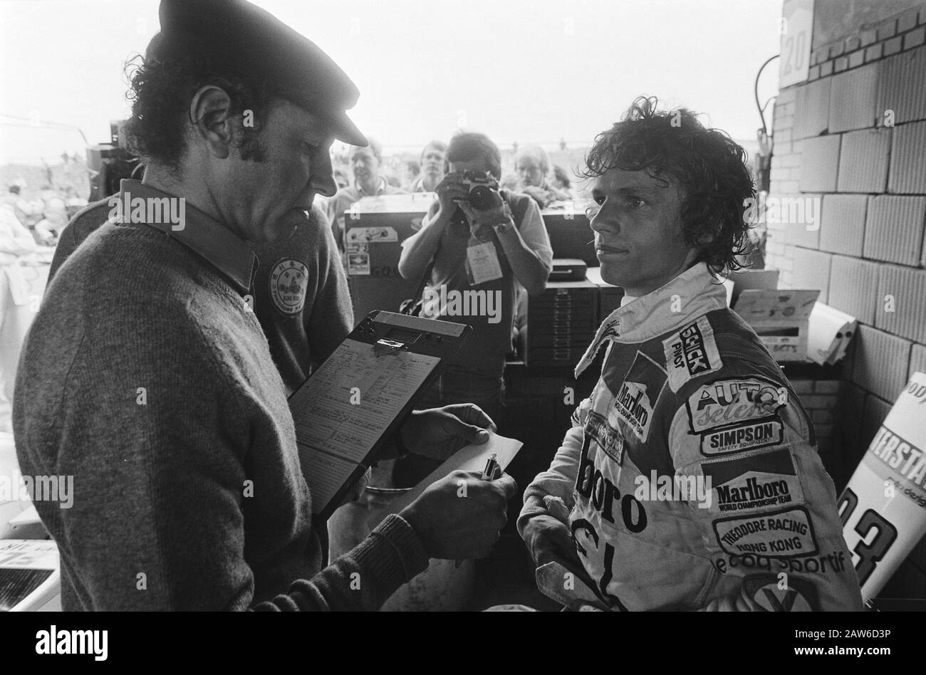 Premier jour de formation Grand Prix Zandvoort Formula Jan Lammers en consultation avec le chronométreur .; Banque D'Images