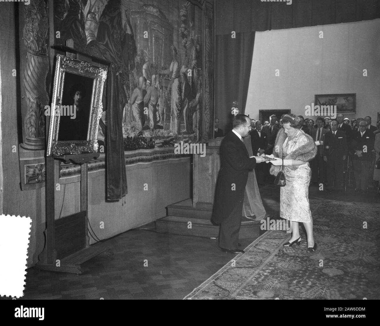 Queen Juliana ouvre une exposition Rembrandt à Amsterdam Date: 18 mai 1956 lieu: Amsterdam, Noord-Holland mots clés: Queen, ouvertures Nom De La Personne: Juliana, Queen Banque D'Images