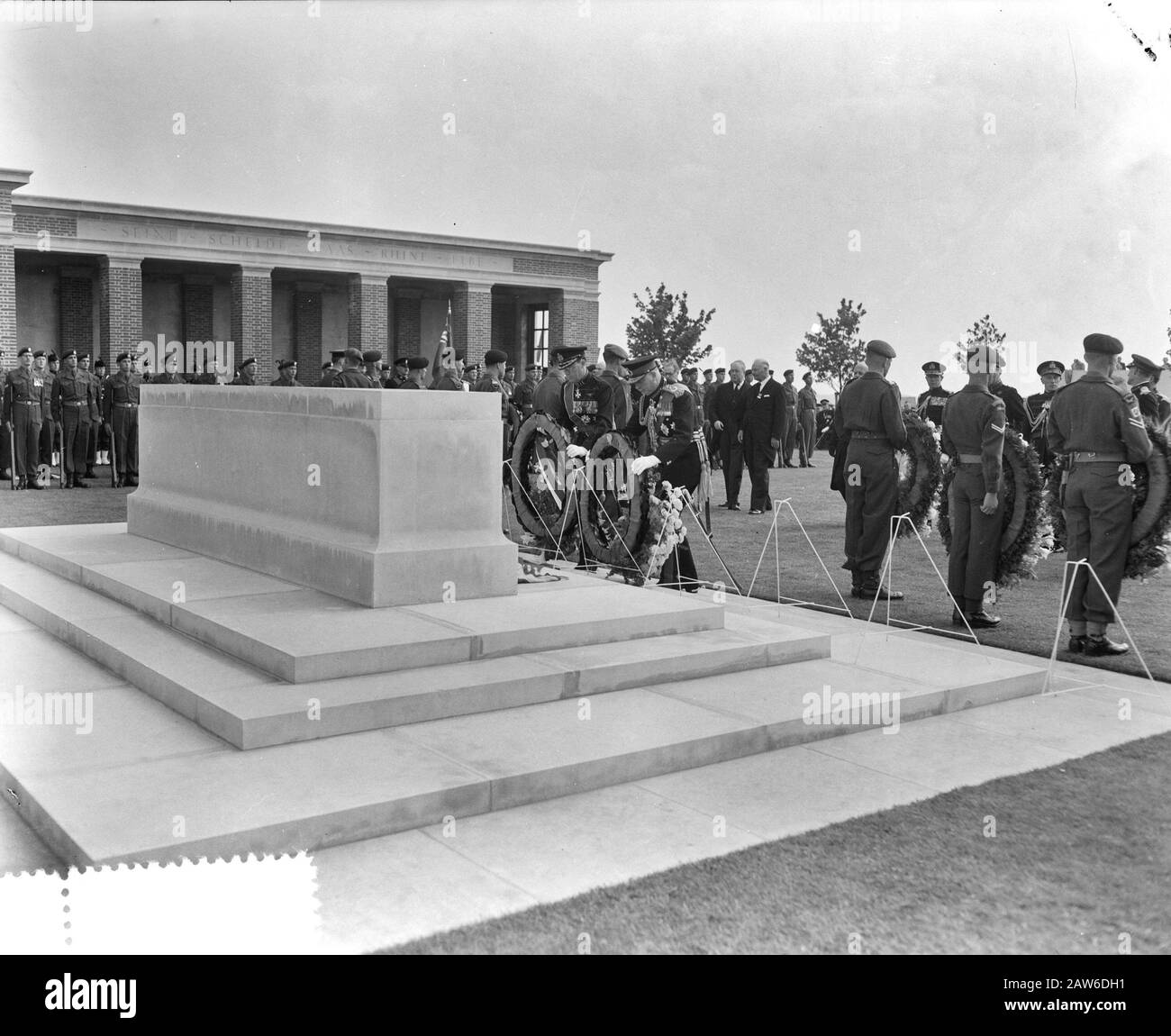 Dévoilement du mémorial de guerre de Groesbeek par le duc de Gloucester Date: 2 juin 1956 lieu: Gelderland, Groesbeek mots clés: Révélations, monuments de guerre Nom De La Personne: Gloucester, duc de : Pot, Harry / Anefo, titulaire du droit d'auteur: Archives nationales Type de matériel: Négatif (noir / blanc) numéro d'inventaire: Voir accès 2.24.01.04 Banque D'Images