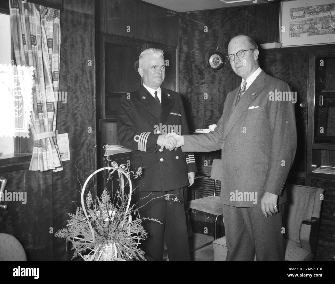 Dernier capitaine J. Lassche (M.S. Orange). Ambassadeur à Tokyo Jonkheer O. Reuchlin. Date : 8 Juin 1956 Lieu : Japon, Tokyo Mots Clés : Ambassadeurs, Capitaines Nom De La Personne : Jonkheer O. Reucklin Banque D'Images