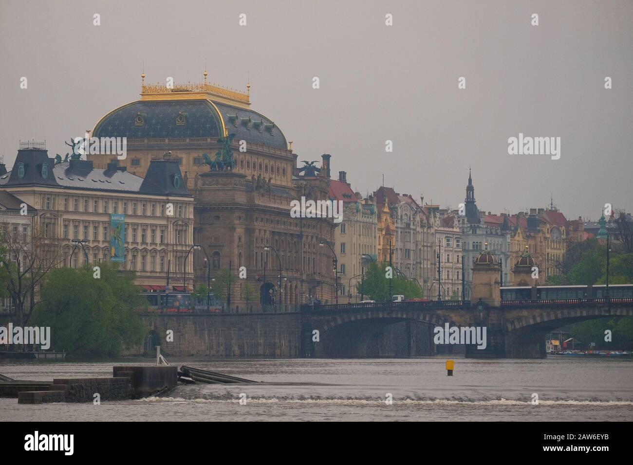 Théâtre national et rivière en brume et pluie Národní divadlo, la plupart du Pont de Legií et les façades de Masarykovo nábř. Banque D'Images