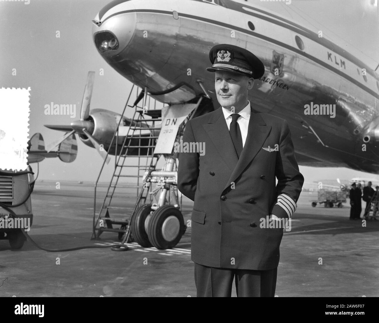 Capitaine de KLM LA Brugman commanddorevlieger avec réalisateur de vol A. Bach Date: 12 mars 1957 mots clés: Directeur Nom De La Personne: A. Bach Banque D'Images
