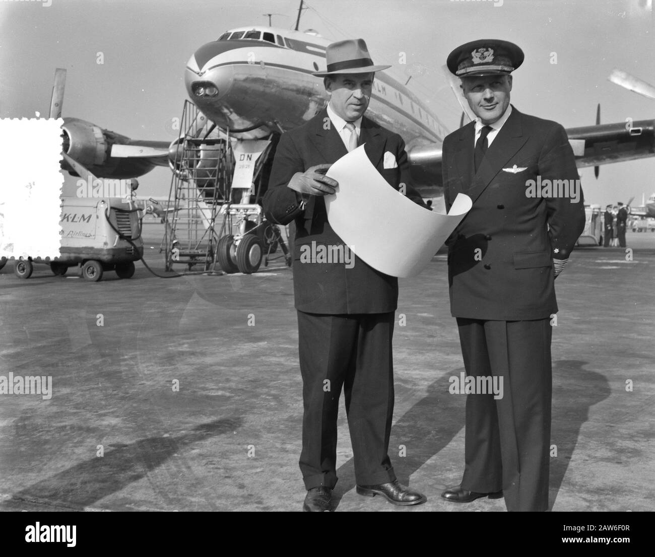 Capitaine de KLM LA Brugman commanddorevlieger avec réalisateur de vol A. Bach Date: 12 mars 1957 mots clés: Directeur Nom De La Personne: A. Bach Banque D'Images