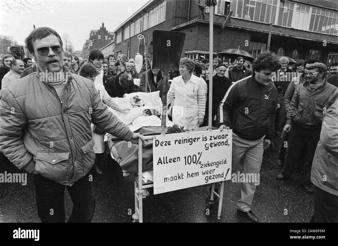 Journée nationale d'action FNV contre les rabais sur les travailleurs De Grève de la maladie du département de l'assainissement en démonstration procession à La Pierre Angulaire Date: 12 mars 1982 mots clés: Nettoyage de la ville, grèves Nom de l'institution: FNV : Croes, Rob C. / Anefo Titulaire du droit d'auteur: Archives nationales Type de matériel: Numéro d'inventaire des archives négatives (noir et blanc) : voir accès 2.24.01.05 Banque D'Images