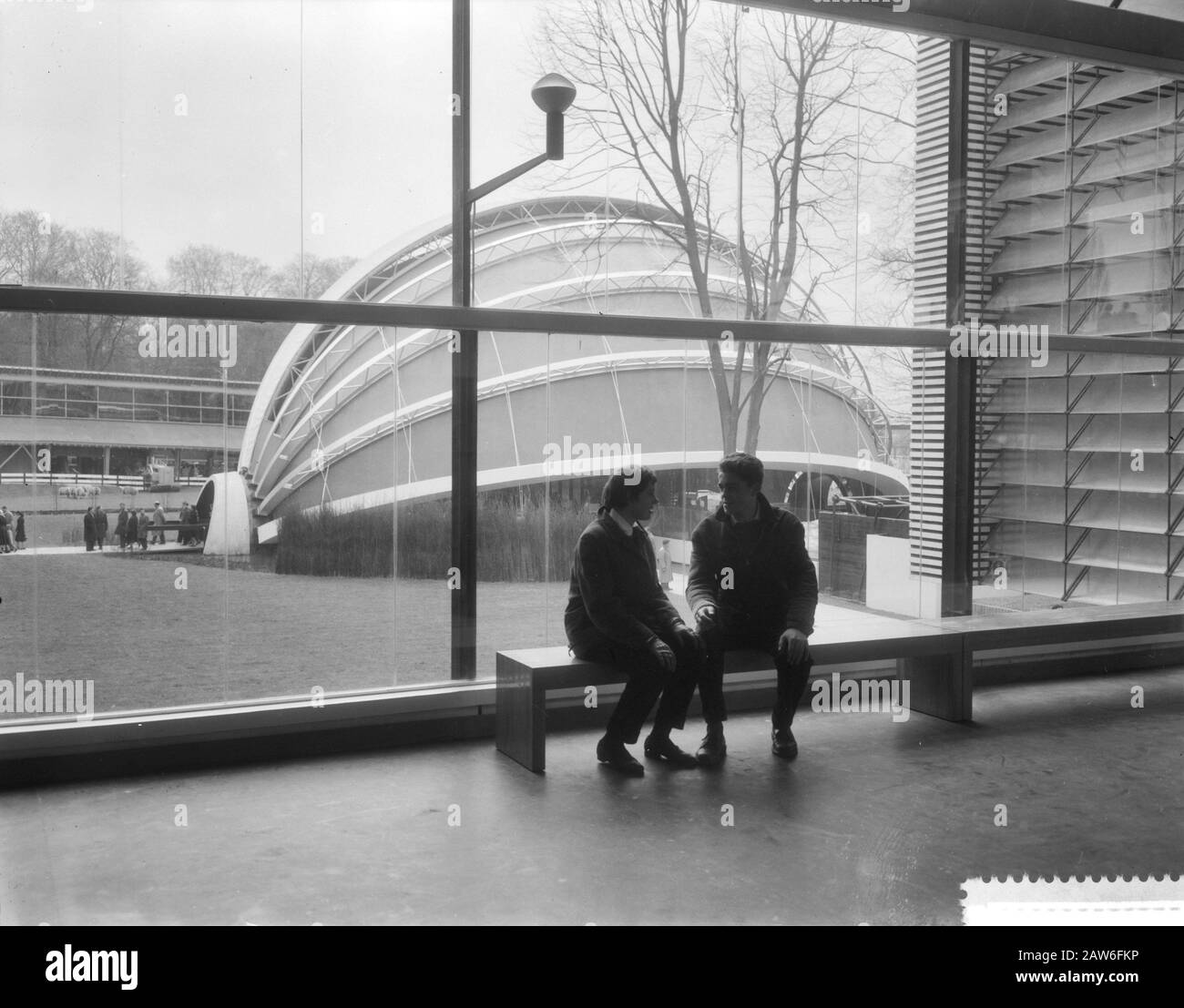 Ouverture de l'exposition universelle à Bruxelles, pavillon des visiteurs Date : 17 avril 1958 lieu : Bruxelles mots clés : visiteurs, ouvertures, pavillons, expositions mondiales Nom de l'institution : Expo Banque D'Images