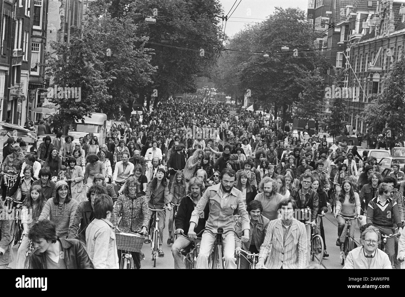 Démonstration de vélo rural à Amsterdam; route des cyclistes Date: 4 juin 1977 lieu: Amsterdam, Noord-Holland mots clés: Cyclistes Banque D'Images
