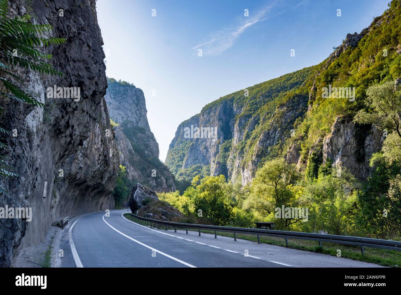 Autoroute À Sicevo Gorge De La Rivière Nisava, Montagnes Des Balkans (Stara Planina), Près De Bela Palanka, District De Pirot, Serbie Banque D'Images