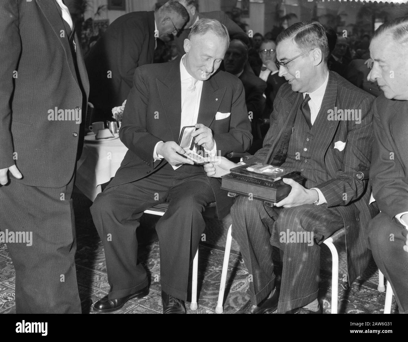 Réception dans l'ancien RAIgebouw Date : 6 novembre 1958 mots clés : réceptions Nom de l'établissement : RAI Banque D'Images