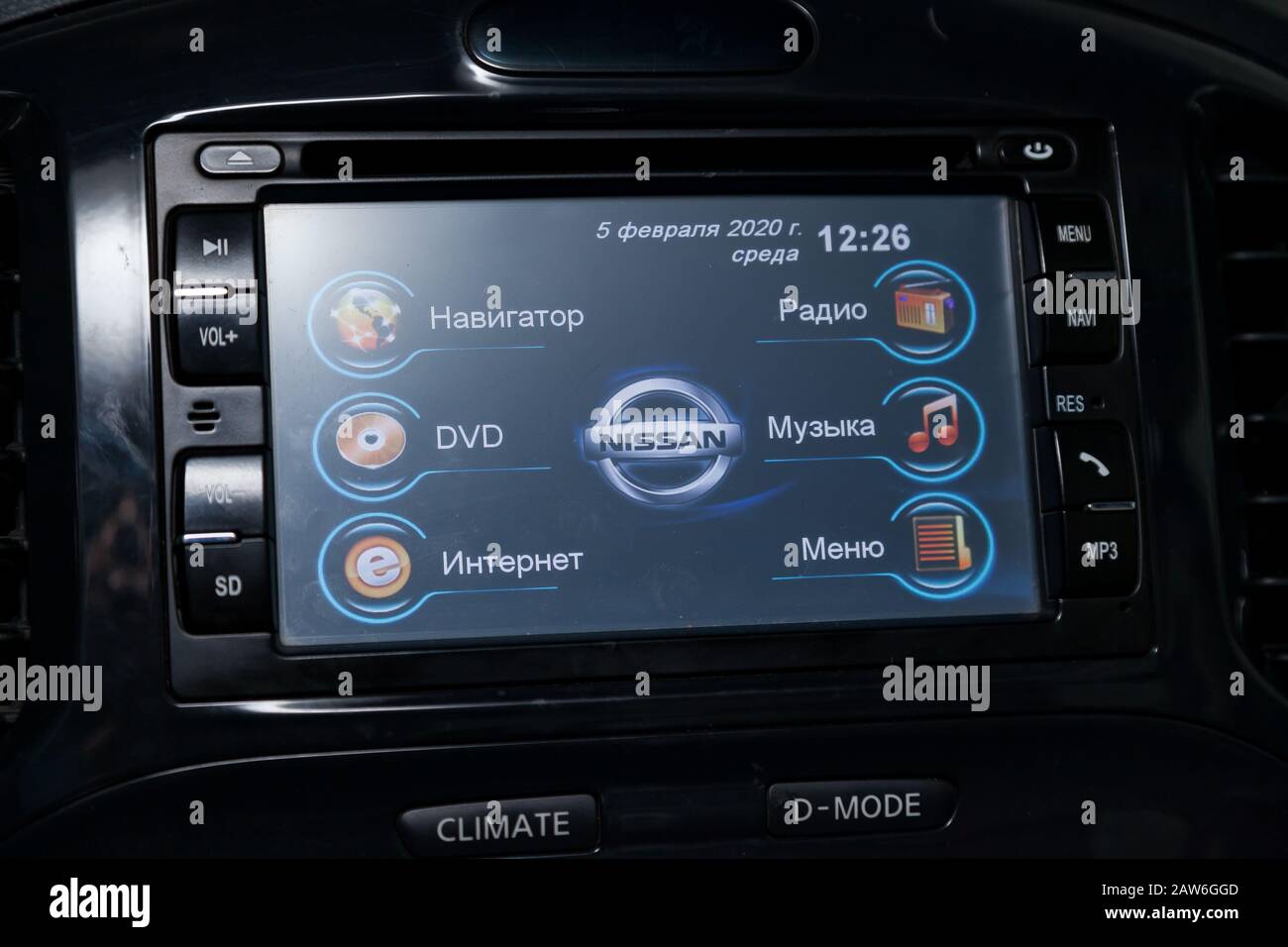 Novosibirsk, Russie - 02.05.2020: L'intérieur de la voiture Nissan Juke avec vue sur le tableau de bord, système audio multimédia après nettoyage avant la vente Banque D'Images
