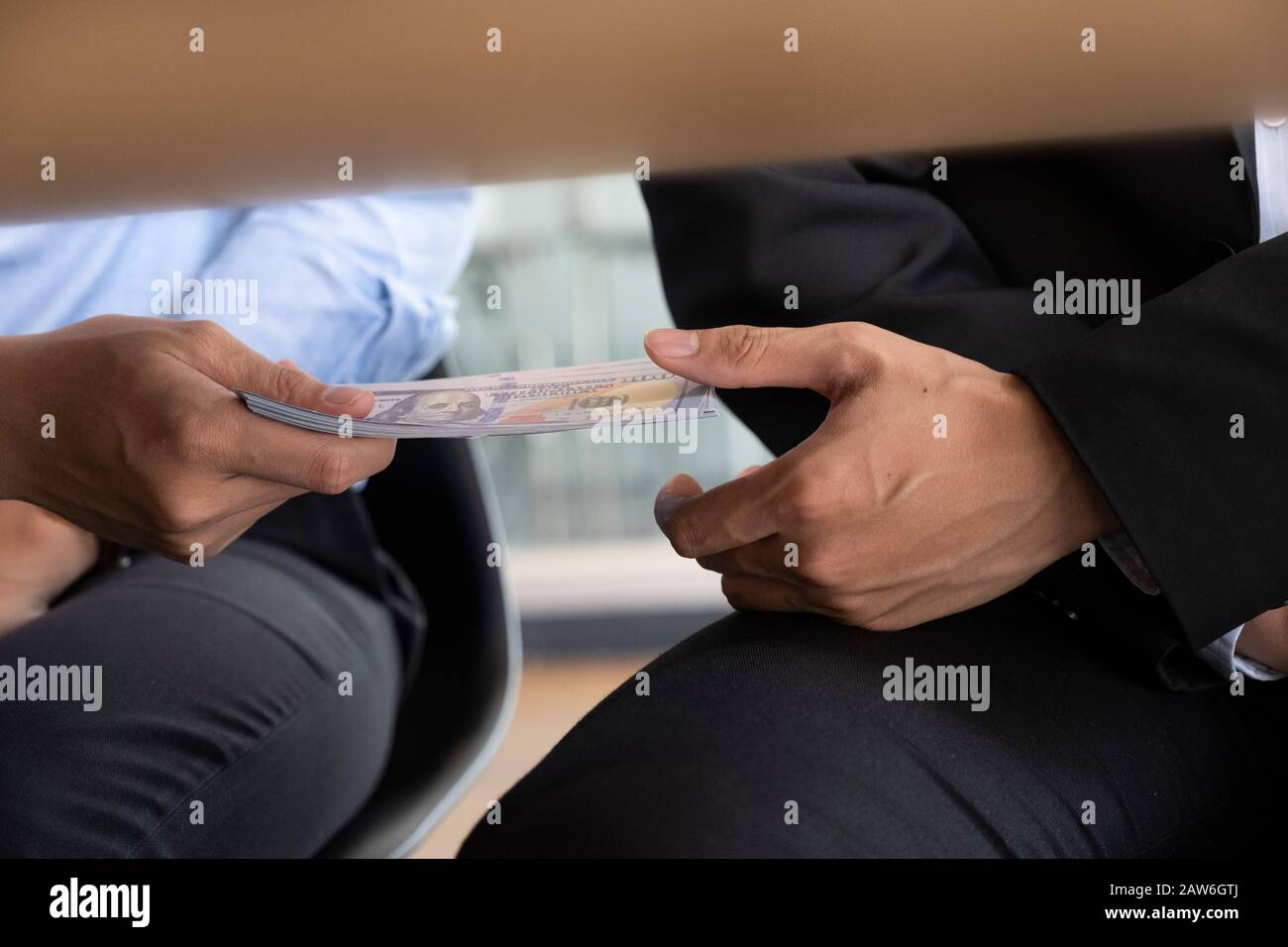 Concepts de corruption et de corruption. Les hommes d'affaires reçoivent de l'argent. Banque D'Images