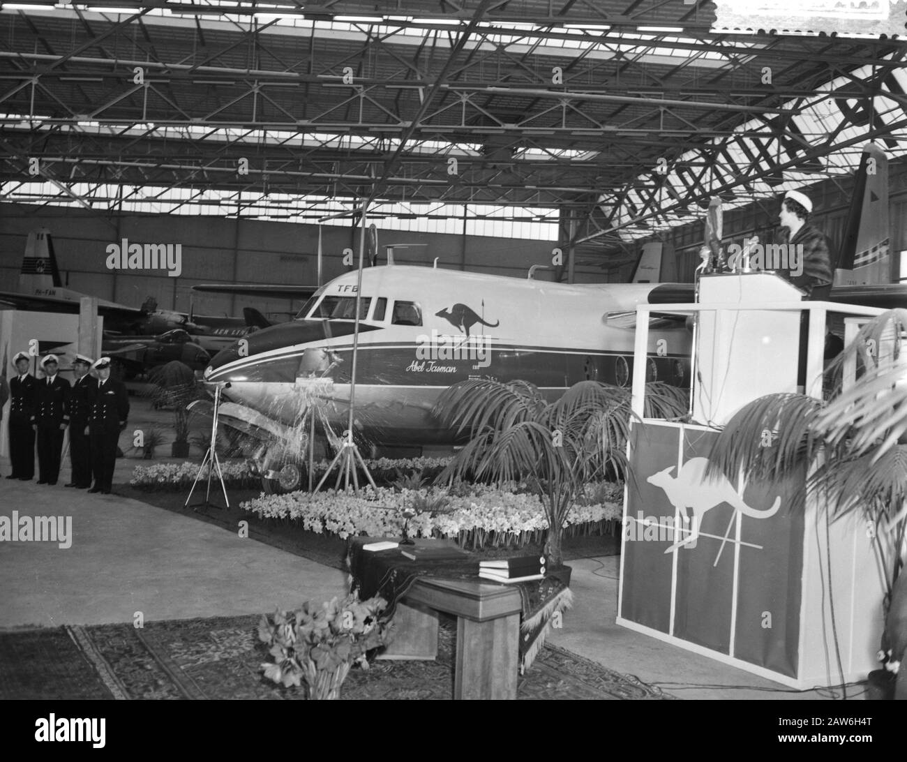 Transférer l'amitié sur la Trans Australian Airlines dans les usines Fokker à Amsterdam, épouse de l'ambassadeur d'Australie Lady MacCarthy Date de création : 6 avril 1959 Banque D'Images