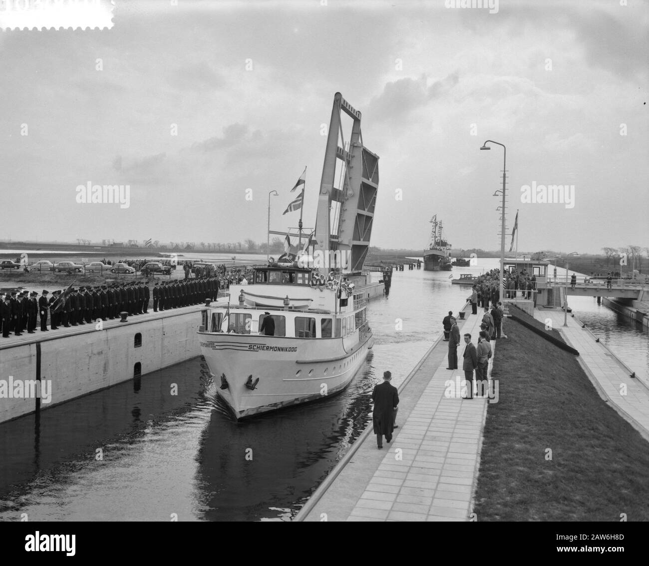 Ouverture des nouvelles écluses de Delfzijl. Le Coaster Rembrandt passe les premières écluses Date : le 14 avril 1959 Banque D'Images