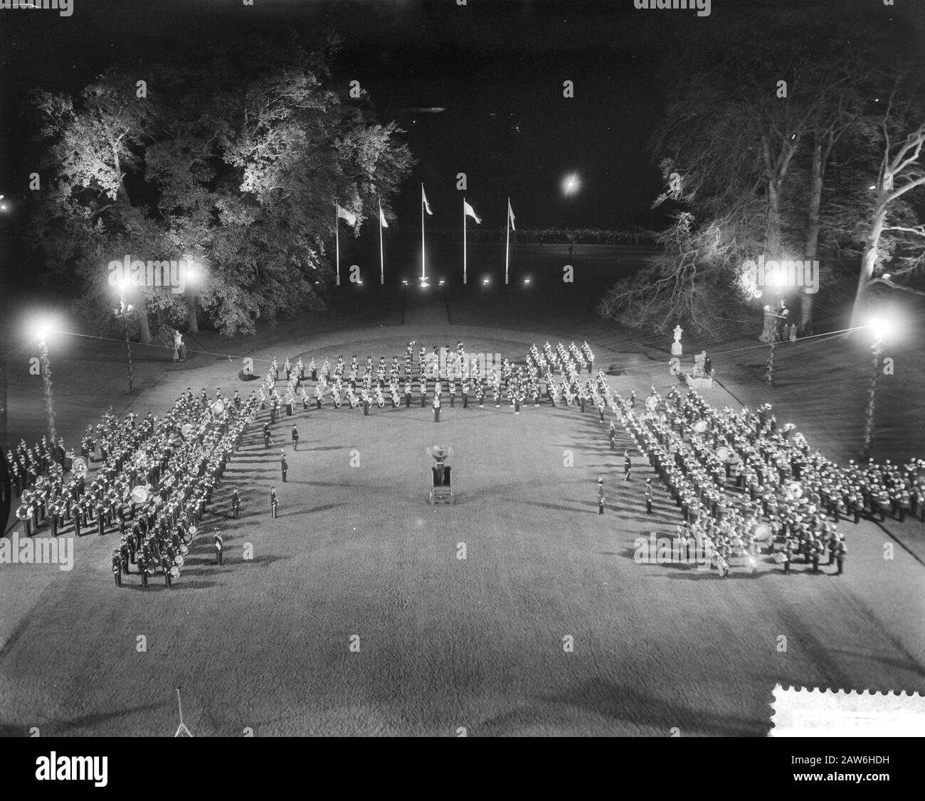Tatouage militaire à la Reine dans le jardin du Palais Soestdijk Date : 30 avril 1959 Banque D'Images