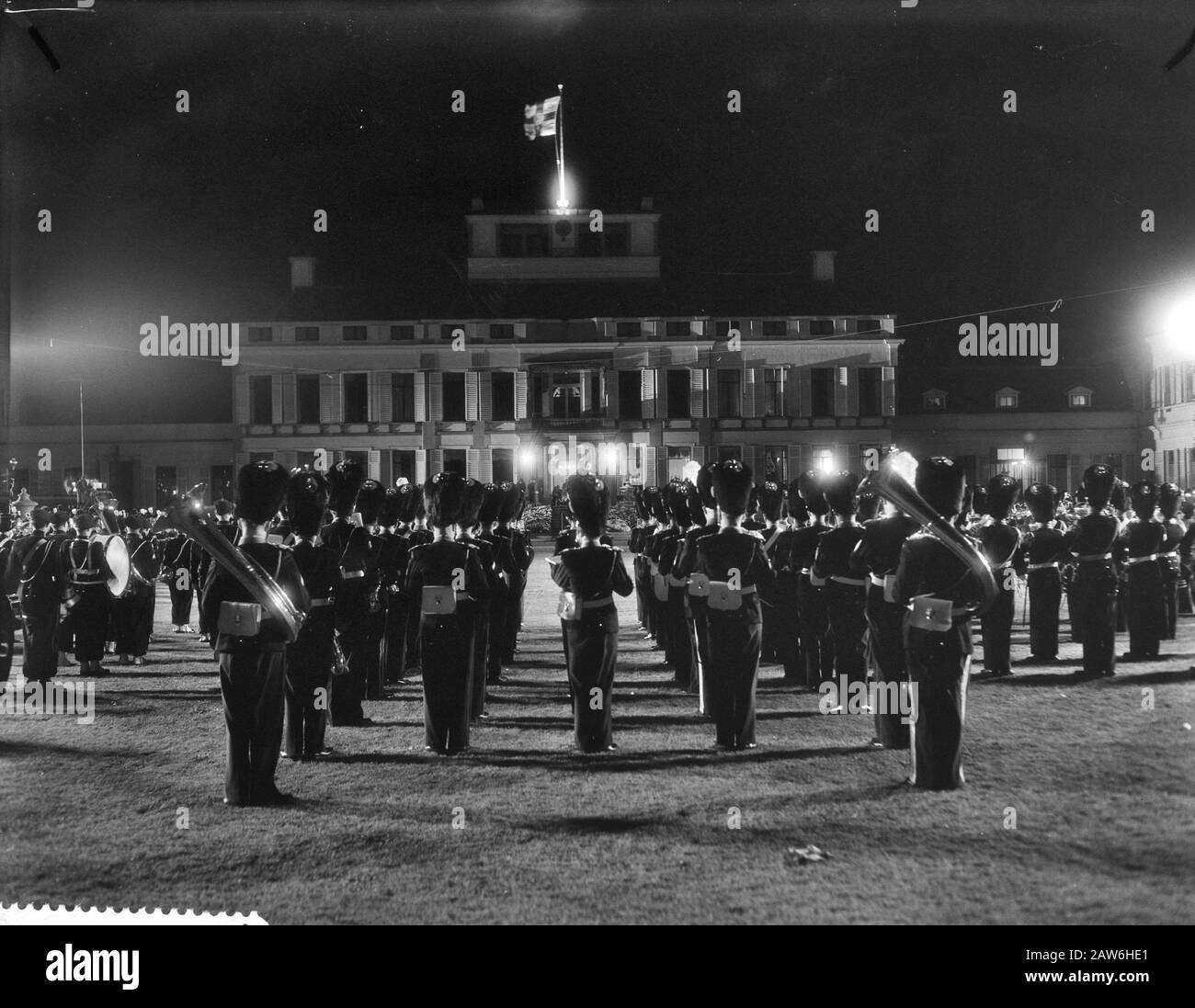 Tatouage militaire due Reine dans le jardin du Palais Soestdijk vue d'ensemble du tatouage avec le palais en arrière-plan Date: 30 avril 1959 Banque D'Images