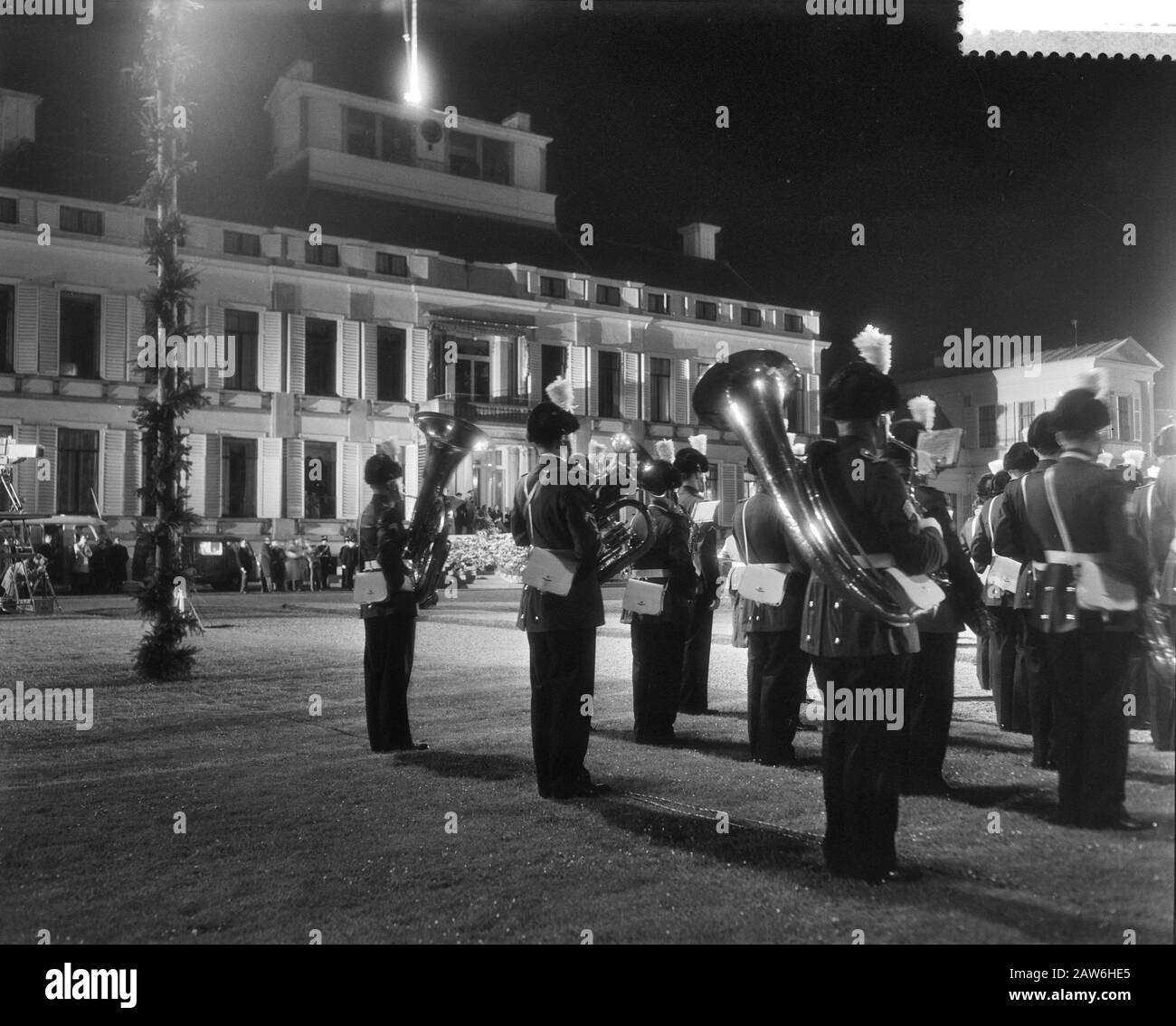 Tatouage militaire à la Reine dans le jardin du Palais Soestdijk s'épanouir des chasseurs du Limbourg Date : 30 avril 1959 Banque D'Images