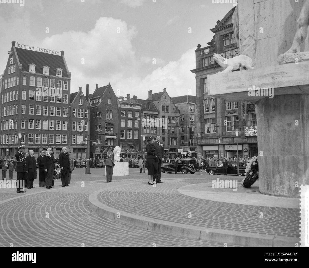 Jour commémoratif 1959 la Reine Juliana et le Prince Bernhard latent une couronne au Monument National sur la place du Dam pour commémorer les morts de la seconde Guerre mondiale Date: 4 mai 1959 lieu: Amsterdam, Noord -Holland mots clés: Morts monuments, couronnes Banque D'Images