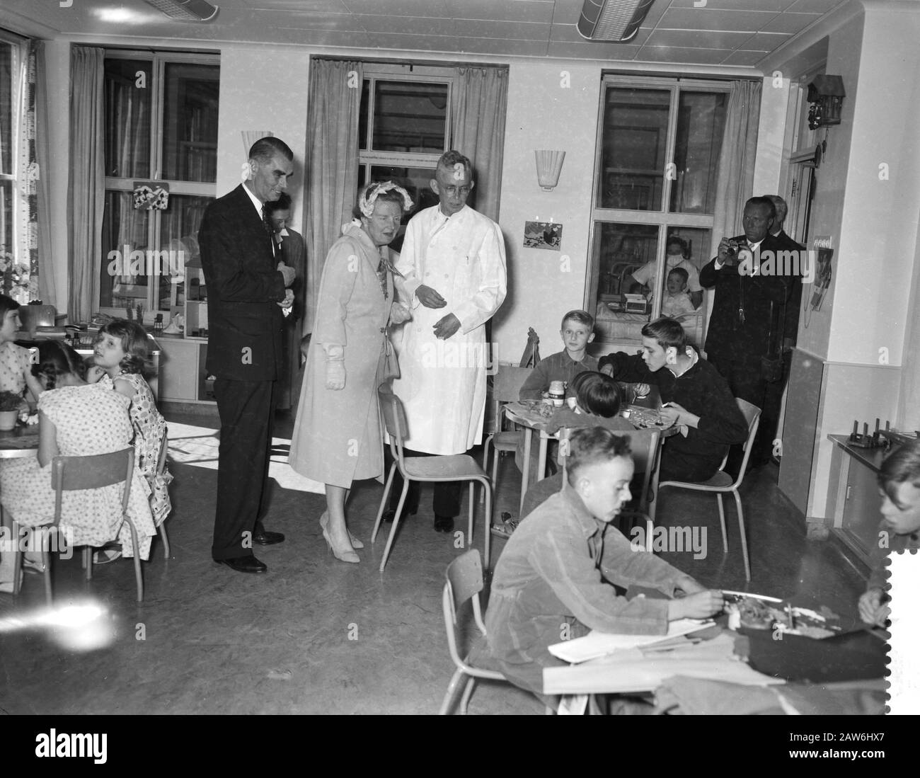 Queen Juliana visite le Centre national d'information de Rotterdam la Reine Juliana visite l'hôpital Sophia pour enfants de Rotterdam. V.l.n.n. L. van Stolk, Queen Juliana et Dr. H. Reerink Date : 11 juin 1959 lieu : Rotterdam, South Holland mots clés : hôpitaux pour enfants, reines Nom De La Personne : Juliana (Queen Netherink) Reerink, H., Stok, L. Banque D'Images