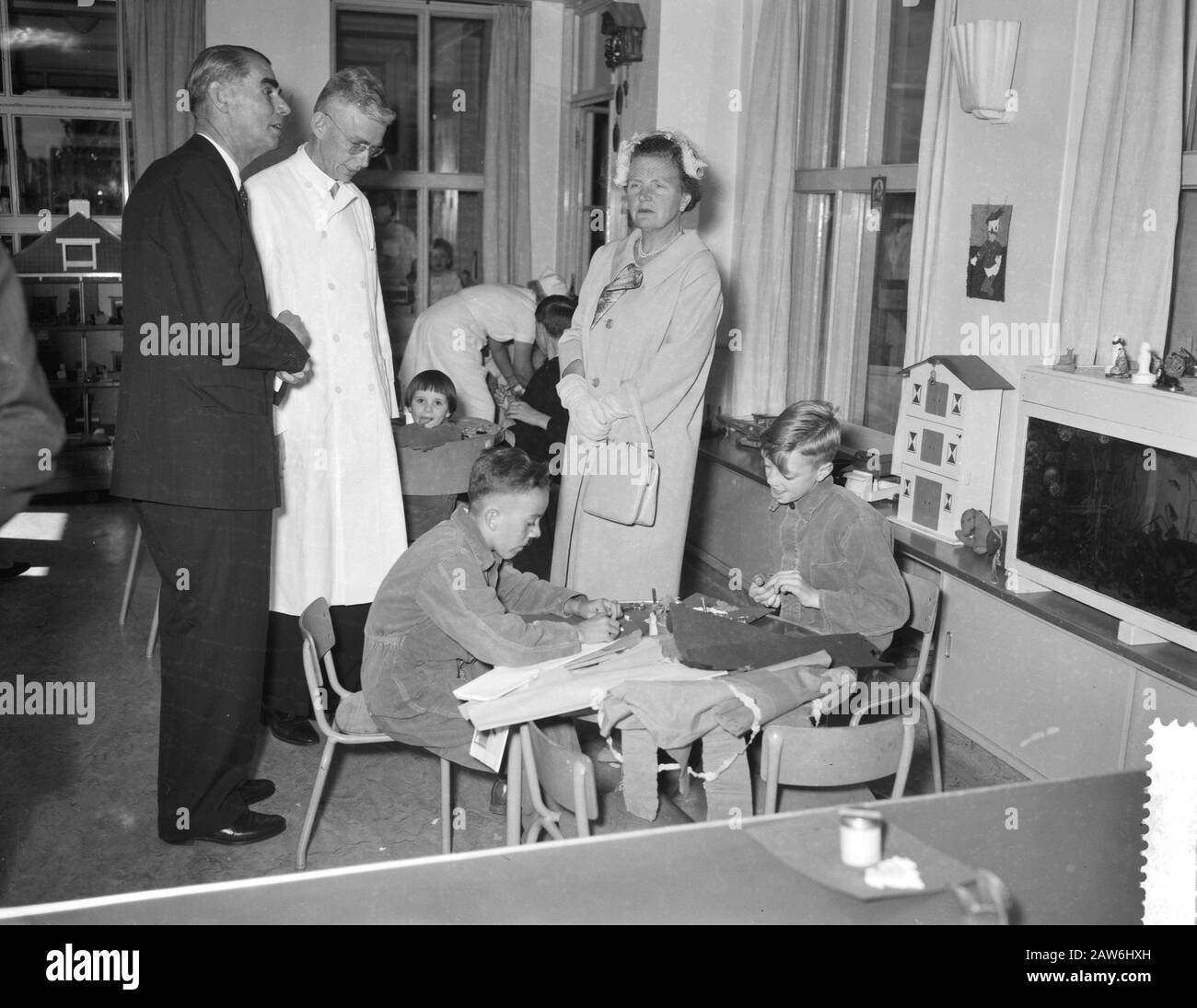 Queen Juliana visite le Centre national d'information de Rotterdam la Reine Juliana visite l'hôpital Sophia pour enfants de Rotterdam. V.l.n.n. L. van Stolk, Queen Juliana et Dr. H. Reerink Date : 11 juin 1959 lieu : Rotterdam, South Holland mots clés : hôpitaux pour enfants, reines Nom De La Personne : Juliana (Queen Netherink) Reerink, H., Stok, L. Banque D'Images
