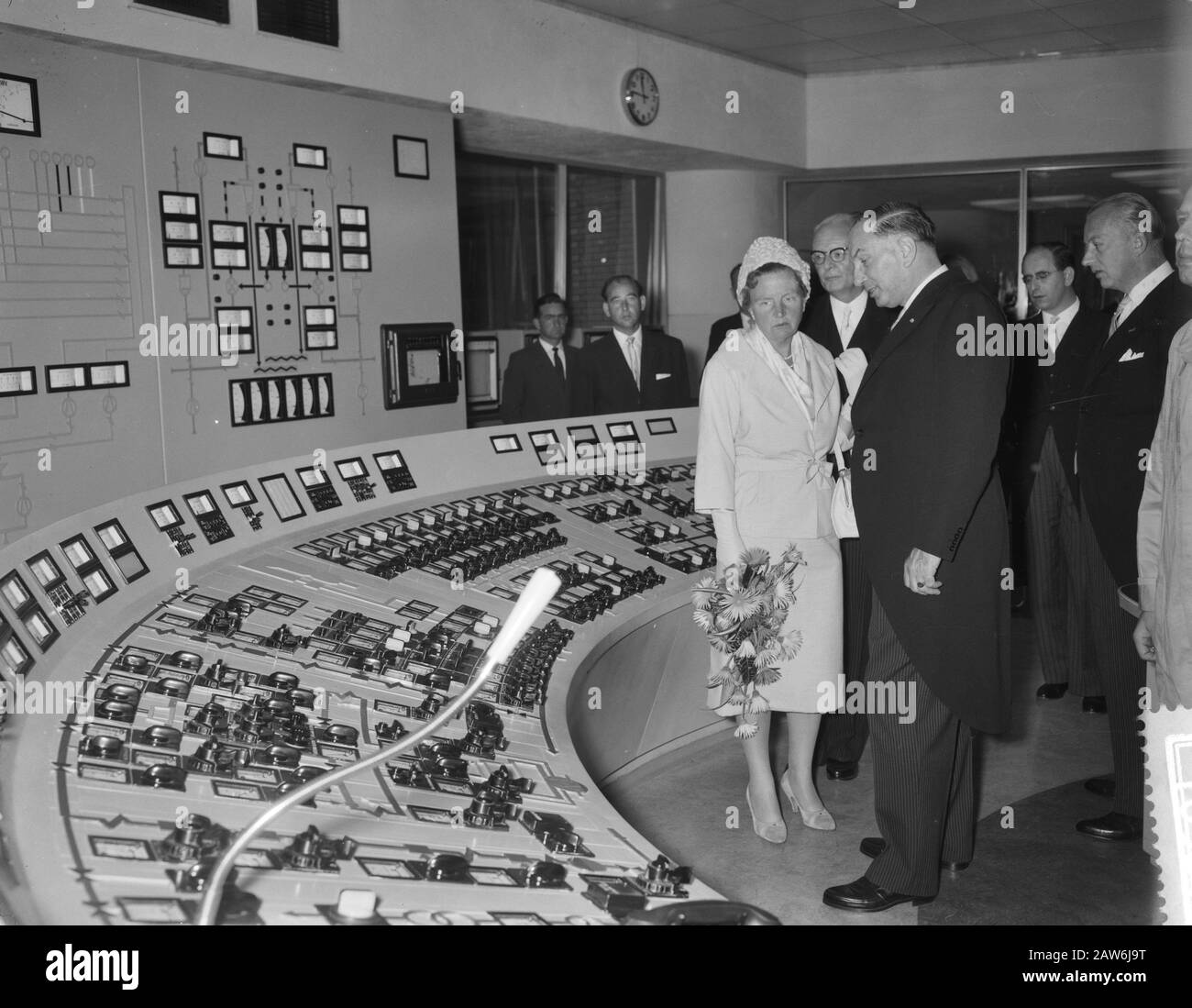 La reine Juliana ouvre une centrale électrique sur le Lage Weide Utrecht, sa Majesté lors de la visite des panneaux de commande Date: 14 juillet 1959 mots clés: Panneaux de commande, centrales électriques, reines Nom de la personne: Juliana (Reine Pays-Bas) Banque D'Images