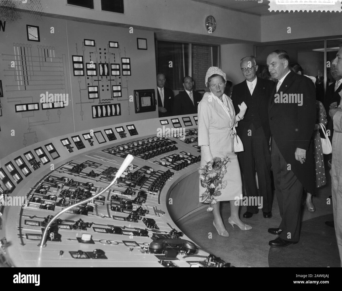La reine Juliana ouvre une centrale électrique sur le Lage Weide Utrecht, sa Majesté lors de la visite des panneaux de commande Date: 14 juillet 1959 mots clés: Panneaux de commande, Power Person Nom: Juliana (Reine Pays-Bas) Banque D'Images