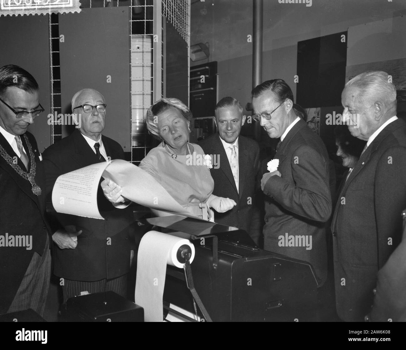 Visite royale à Amsterdam, Reine Juliana et Prince Bernhard dans une machine de télex Date: 7 septembre 1959 lieu: Amsterdam, Noord-Holland mots clés: Visite, reines, princes, télex personne Nom: Bernhard (prince Pays-Bas), Juliana (Queen Pays-Bas) Banque D'Images Visite royale à Amsterdam, Reine Juliana et Prince Bernhard dans une machine de télex Date: 7 septembre 1959 lieu: Amsterdam, Noord-Holland mots clés: Visite, reines, princes, télex personne Nom: Bernhard (prince Pays-Bas), Juliana (Queen Pays-Bas) Banque D'Images