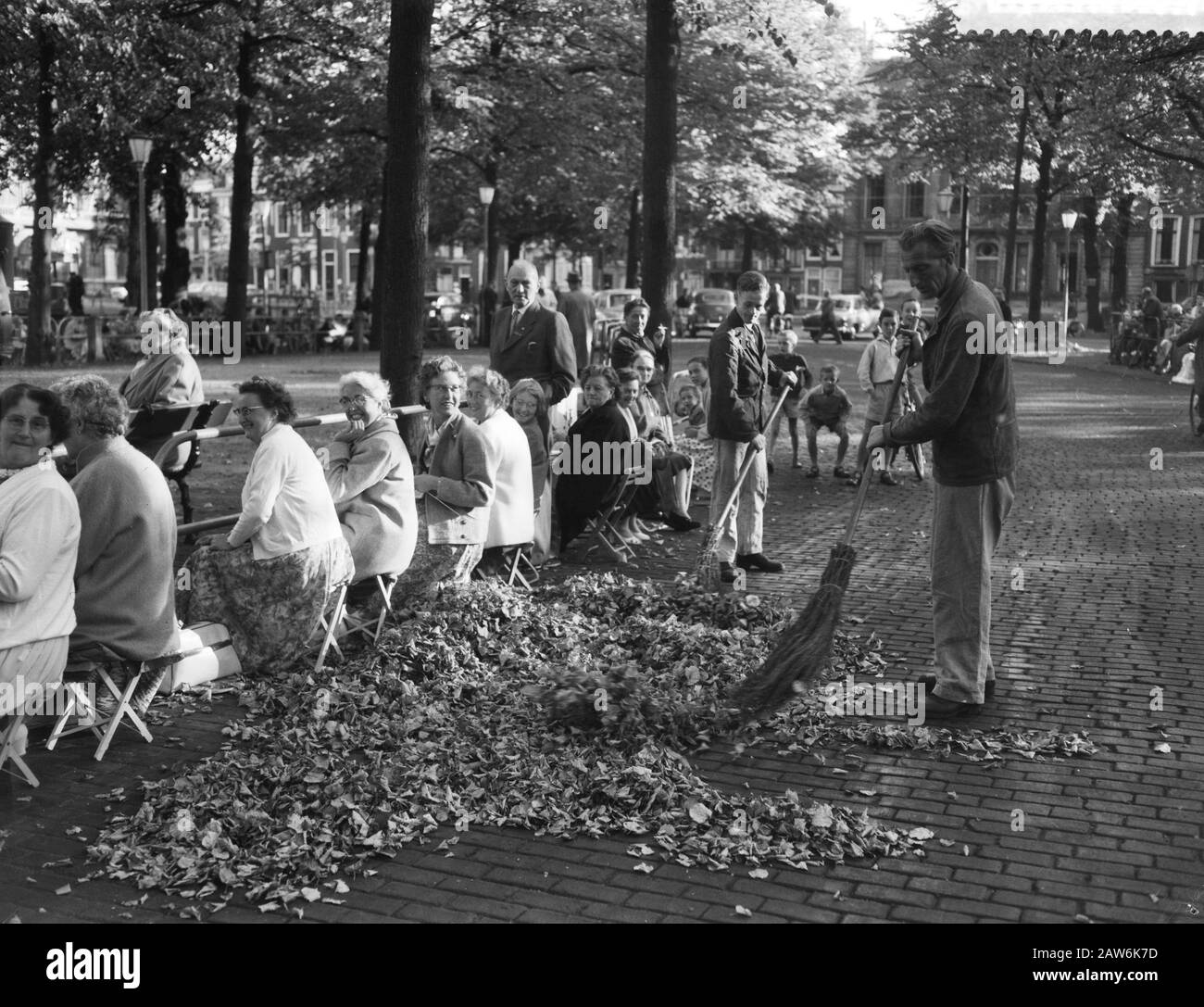 Ouverture du Parlement, les premières personnes en place au Palais Lange Voorhout Date : 15 septembre 1959 mots clés : personnes, Ouvertures Nom de l'institution : Lange Voorhout Banque D'Images