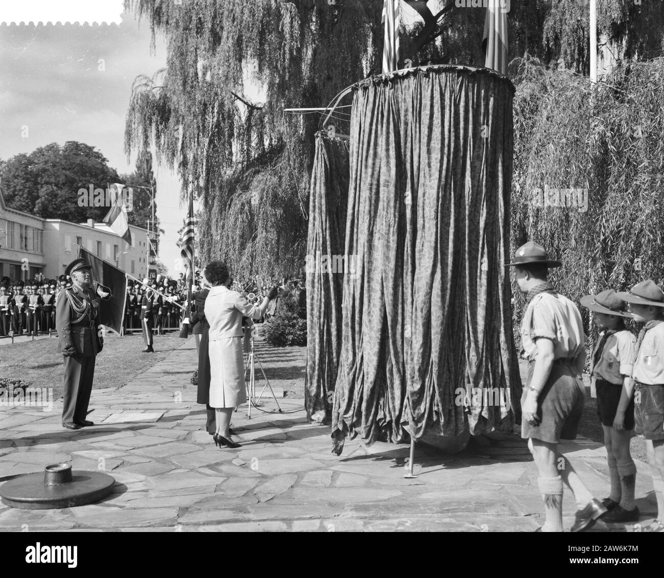 Dévoilement du monument à la 101ème Division aéroportée à Veghel par la princesse Irene Date : 17 septembre 1959 lieu : Noord-Brabant, Veghel mots clés : mémoriaux de guerre, princesse Nom De La Personne Irene (princesse Pays-Bas) Banque D'Images