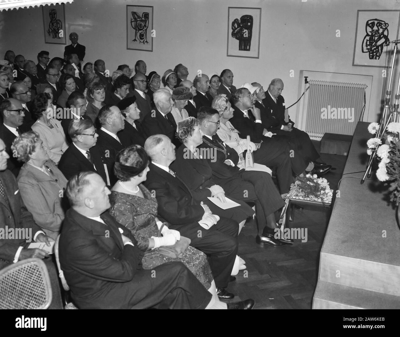 Le Prince Bertil de Suède ouvre une exposition de design suédois au Musée Stedelijk d'Amsterdam Sur la première rangée du maire Van Hall, Reine Juliana et Prince Bertil Date : 5 octobre 1959 lieu : Amsterdam, Noord-Holland mots clés : maires, reines, musées, princes, expositions Nom De La Personne : Bertil (prince Suède), Hall, G., Juliana (Reine Pays-Bas) Banque D'Images