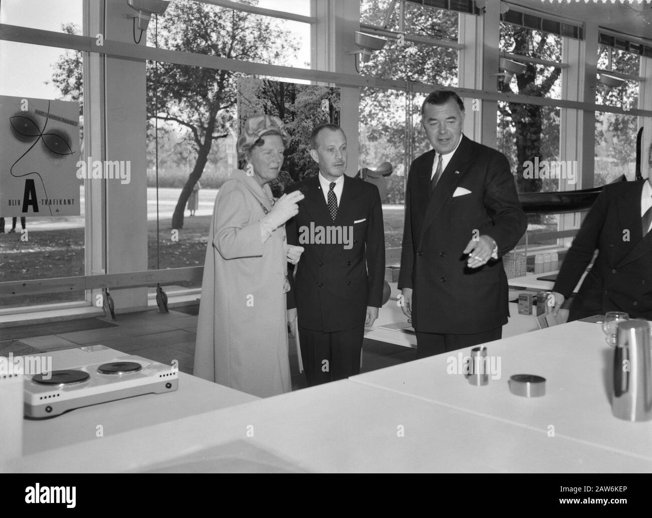 Prince Bertil de Suède ouvre une exposition de design suédois au Musée Stedelijk d'Amsterdam Reine Juliana et Prince Bertil lors de leur tournée de l'exposition Date: 5 octobre 1959 lieu: Amsterdam, Hollande-Nord mots clés: Queens, musées, princes, expositions Nom De La Personne: Bertil (prince Suède), Juliana (Queen Pays-Bas) Banque D'Images