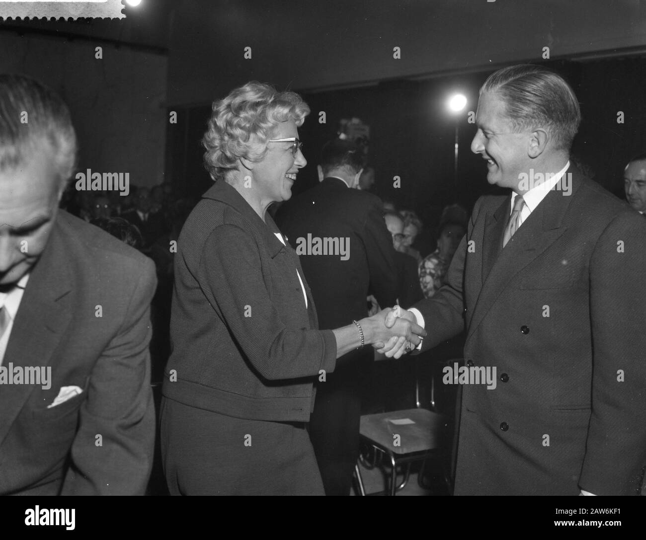 Télévision Prince Bernhard Fund Annie M. G. Schmidt cérémonie de remise des prix dans Les Citoyens de la maison de conseil Hilversum Les Citoyens de l'hôtel de ville de Hilversum. Elle est félicitée par? Annotation: Pour sa télévision écrite Pension Hommeles Date: 8 octobre 1959 lieu: Hilversum mots clés: Cabaret, prix des médias, prix Personne Nom: Schmidt, Annie M. G. Nom de l'institution: Prince Bernhard Fund Banque D'Images