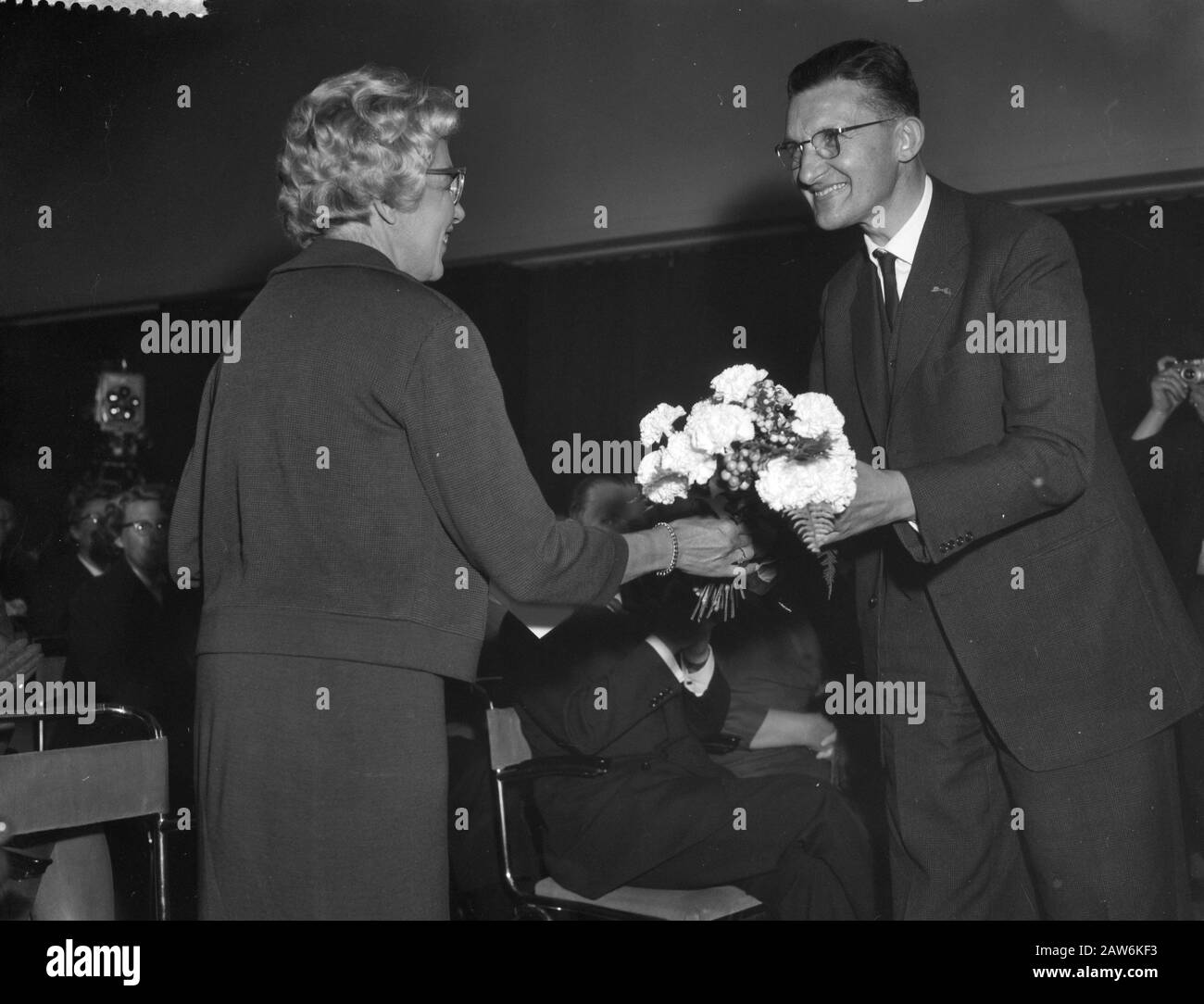 Télévision Prince Bernhard Fund Annie M. G. Schmidt cérémonie de remise des prix dans Les Citoyens de la maison de conseil Hilversum Les Citoyens de l'hôtel de ville de Hilversum. Annotation: Pour sa télévision écrite Pension Hommeles Date: 8 octobre 1959 lieu: Hilversum mots clés: Cabaret, prix des médias, prix Personne Nom: Schmidt, Annie M. G. Nom de l'institution: Prince Bernhard Fund Banque D'Images