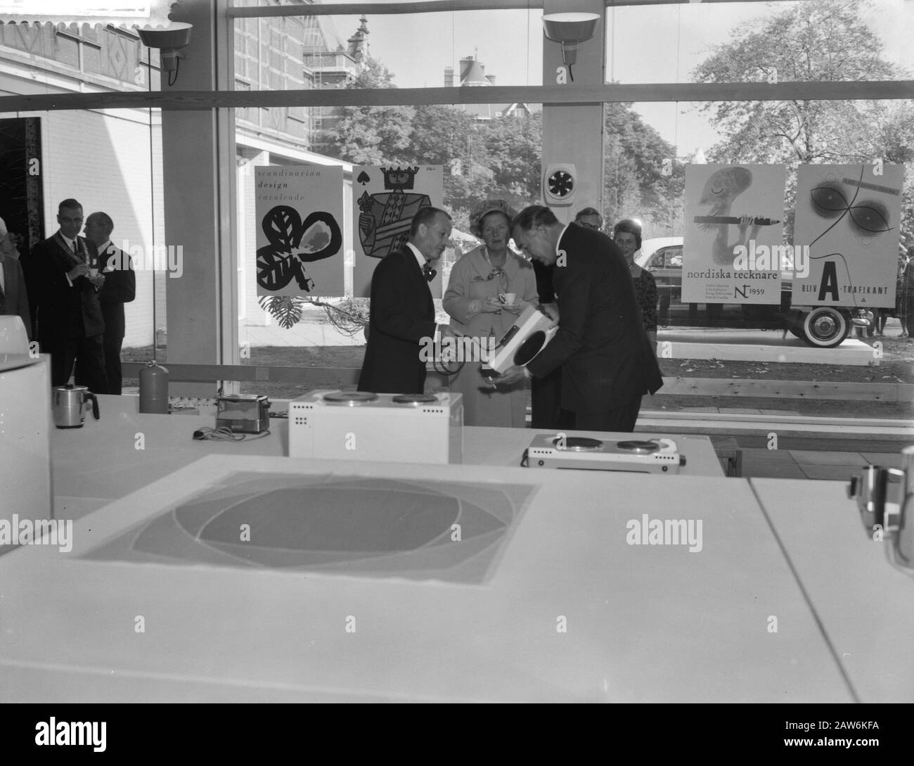 Prince Bertil de Suède ouvre une exposition de design suédois au Musée Stedelijk d'Amsterdam Reine Juliana et Prince Bertil au cours de leur tournée de l'exposition Date: 5 octobre 1959 lieu: Amsterdam, Hollande-Nord mots clés: Queens, musées, princes, expositions Nom De La Personne: Bertil (prince Suède), Juliana (Queen Pays-Bas) Banque D'Images