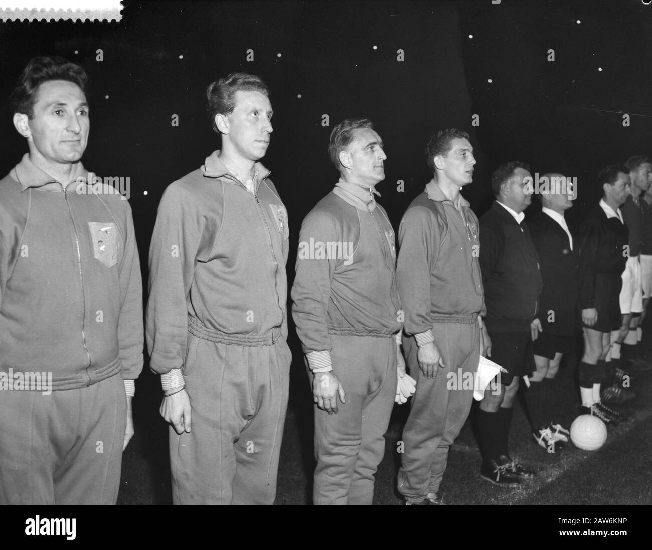 Pays-Bas 7-1 contre la Norvège, équipes durant les hymnes nationaux Date : 4 novembre 1959 lieu : Pays-Bas, Norvège mots clés : chants folkloriques, équipes Banque D'Images