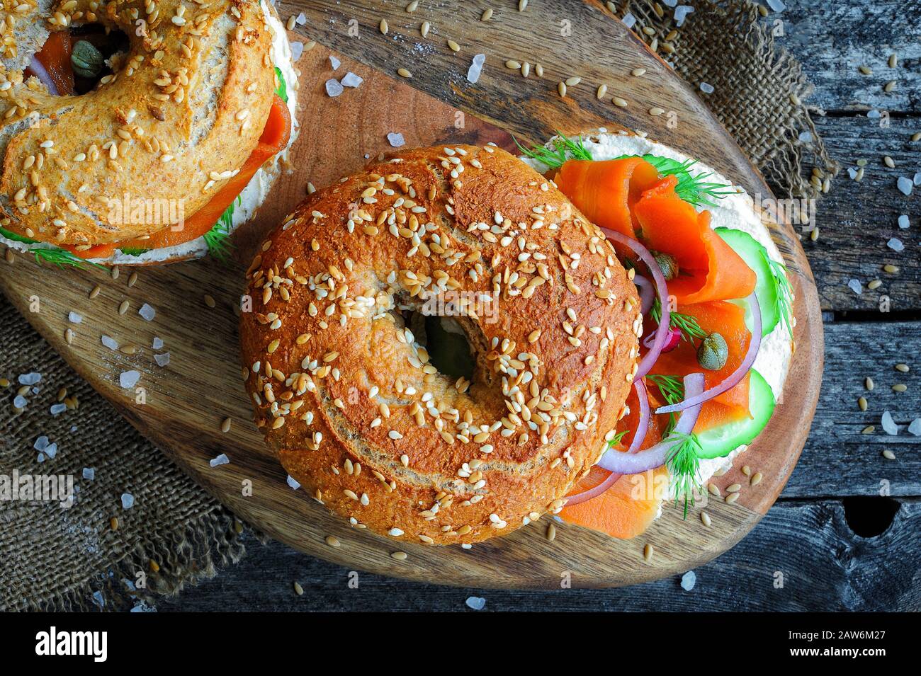 Bagel de saumon fumé végétalien (carotte lox) avec fromage à la crème, câpres et concombre. Concept de nourriture saine. Vue de dessus Banque D'Images