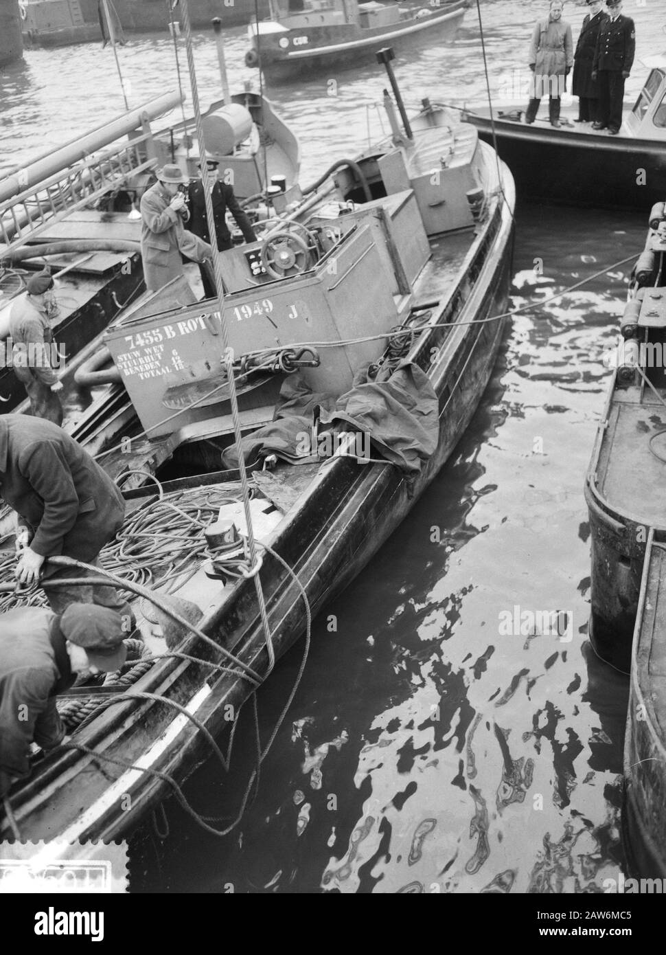Les lumières vont au-dessus de Tugboat Swallow au port de Rotterdam Date: 31 décembre 1959 lieu: Rotterdam, South Holland mots clés: Ports, lumières, remorqueur Banque D'Images