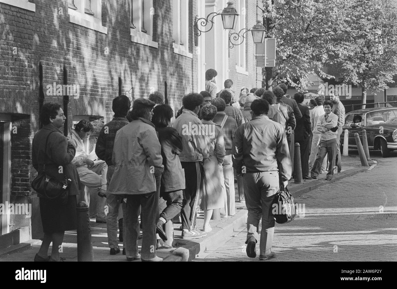 Long queue for French Consulat in Amsterdam for New (anti-terroriste) visa Date: 18 septembre 1986 lieu: Amsterdam, Noord-Holland mots clés: Consulats Banque D'Images Long queue for French Consulat in Amsterdam for New (anti-terroriste) visa Date: 18 septembre 1986 lieu: Amsterdam, Noord-Holland mots clés: Consulats Banque D'Images
