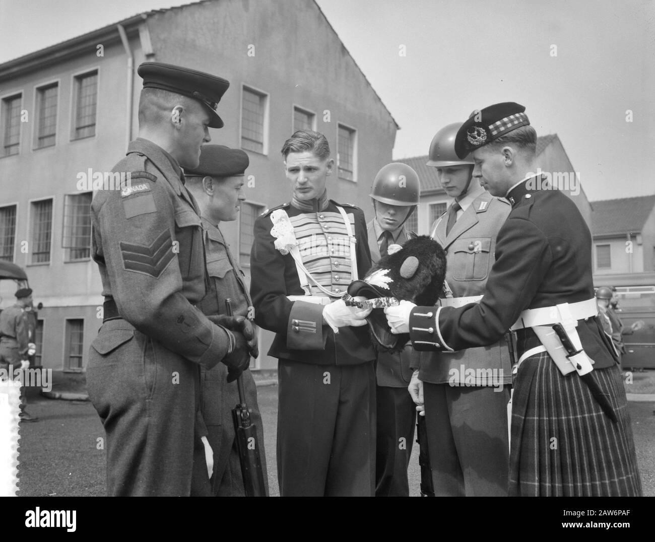 Parade t.g.v. 11ème anniversaire de l'OTAN à Munich, v.l.n.n. Canada, Belgique, Pays-Bas, Allemagne Et Écosse Date : 8 Avril 1960 Lieu : Munich Mots Clés : Parades, Anniversaires Nom De L'Institution : Otan Banque D'Images