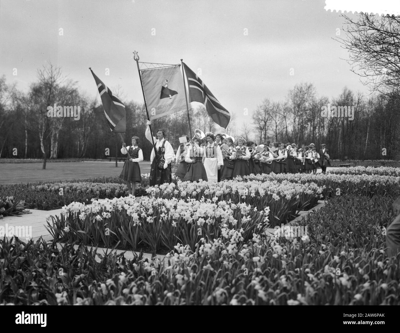 Chapelle norvégienne Haslum Skoles Jente concert du groupe au Keukenhof, femmes norvégiennes aux danses folkloriques Date: 11 avril 1960 mots clés: Concerts, DANSE FOLKLORIQUE Nom De La Personne: Haslum Skoles Jente corps Nom de l'établissement: Keukenhof Banque D'Images Chapelle norvégienne Haslum Skoles Jente concert du groupe au Keukenhof, femmes norvégiennes aux danses folkloriques Date: 11 avril 1960 mots clés: Concerts, DANSE FOLKLORIQUE Nom De La Personne: Haslum Skoles Jente corps Nom de l'établissement: Keukenhof Banque D'Images