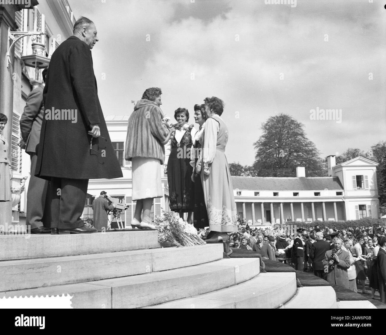 Queen 1960 Queen Juliana reçoit un don de femmes norvégiennes Date: 30 avril 1960 lieu: Baarn, Utrecht (province) mots clés: Plates-formes, cadeaux, costumes, reines, palais Nom De La Personne: Juliana (Reine Pays-Bas) Nom de l'institution: Palace Soestdijk Banque D'Images Queen 1960 Queen Juliana reçoit un don de femmes norvégiennes Date: 30 avril 1960 lieu: Baarn, Utrecht (province) mots clés: Plates-formes, cadeaux, costumes, reines, palais Nom De La Personne: Juliana (Reine Pays-Bas) Nom de l'institution: Palace Soestdijk Banque D'Images