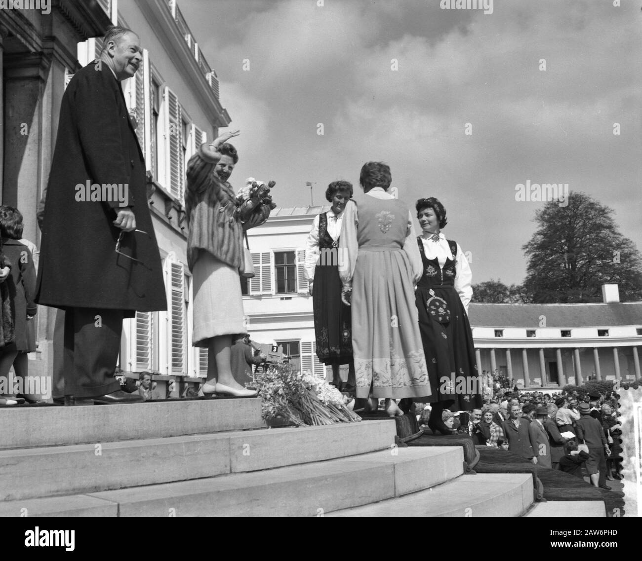 Reine 1960 la reine Juliana reçoit des fleurs des femmes norvégiennes Date: 30 avril 1960 lieu: Soestdijk Utrecht mots clés: Fleurs, fleurs parades, Reine, revenu Nom de l'institution: Palais Soestdijk Banque D'Images Reine 1960 la reine Juliana reçoit des fleurs des femmes norvégiennes Date: 30 avril 1960 lieu: Soestdijk Utrecht mots clés: Fleurs, fleurs parades, Reine, revenu Nom de l'institution: Palais Soestdijk Banque D'Images