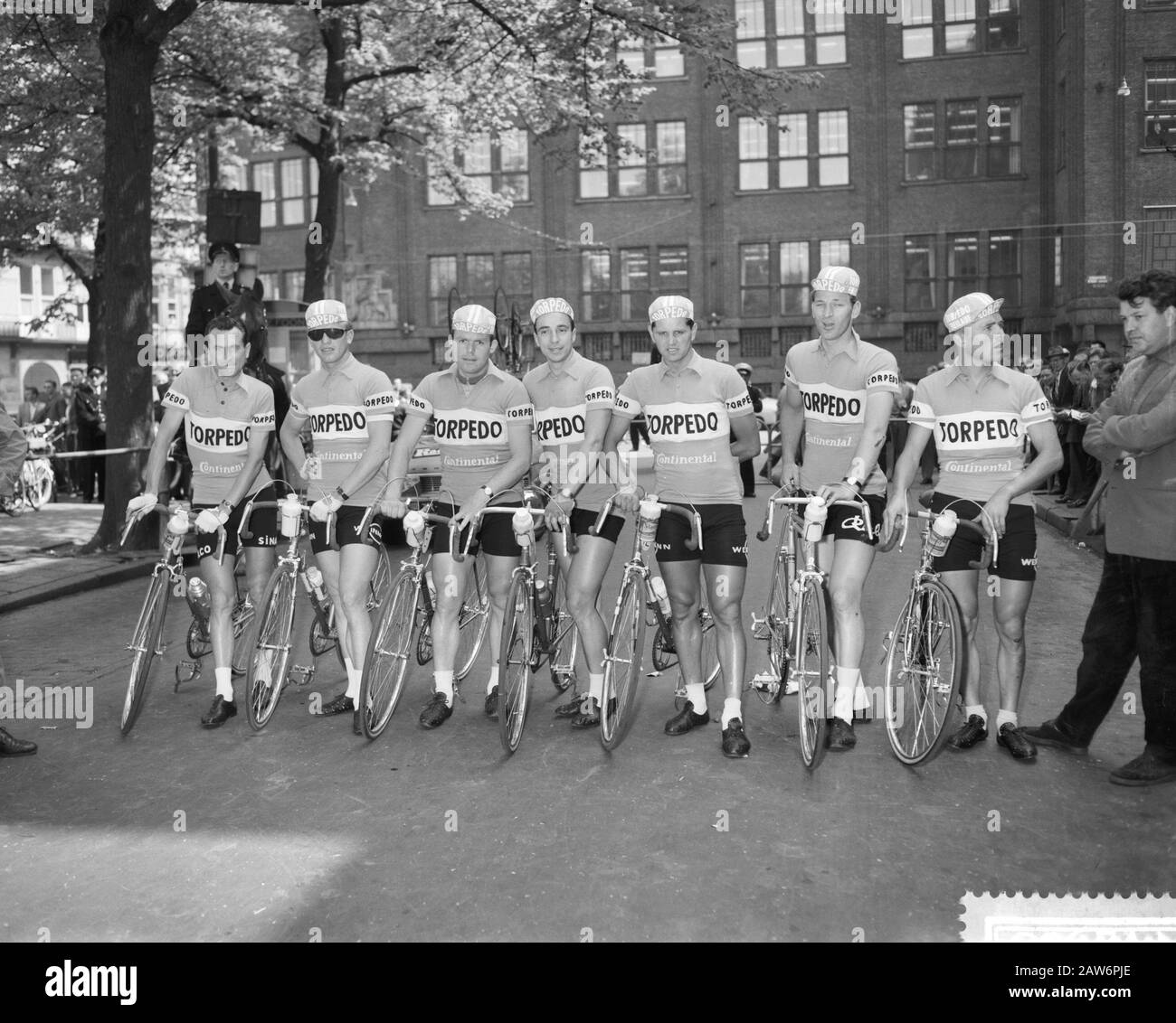 Équipes du Tour des Pays-Bas au début, équipe allemande (Torpedo) Date: 10 mai 1960 mots clés: Équipes, COMMENCER, labour Banque D'Images