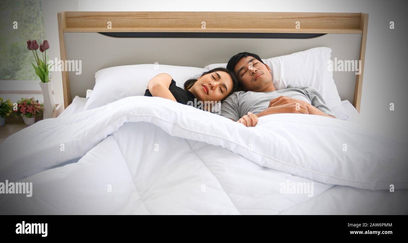 Jeune Couple Amoureux Dans Le Lit Et Couple Romantique Amoureux Sur Le Concept De Coucher Et De Bonheur Photo Stock Alamy